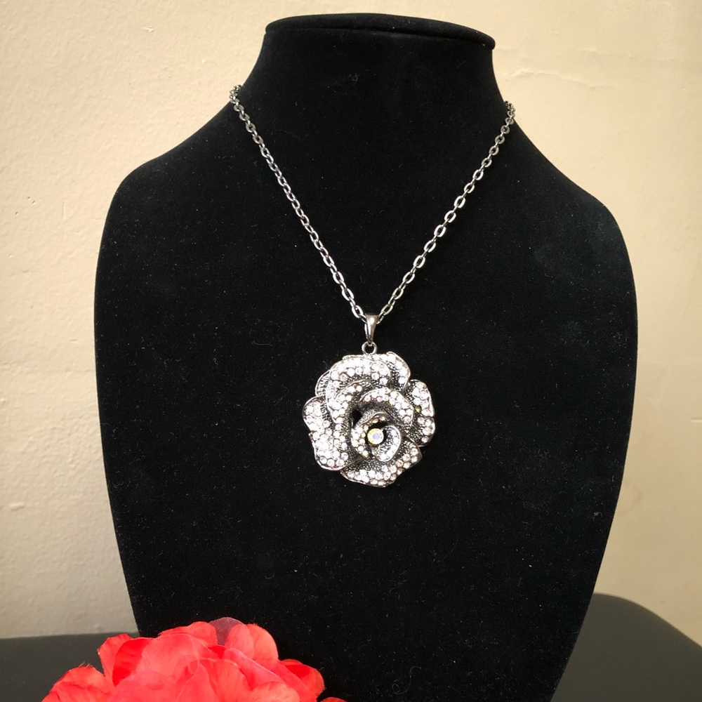 Beautiful long flower 🌸 necklace